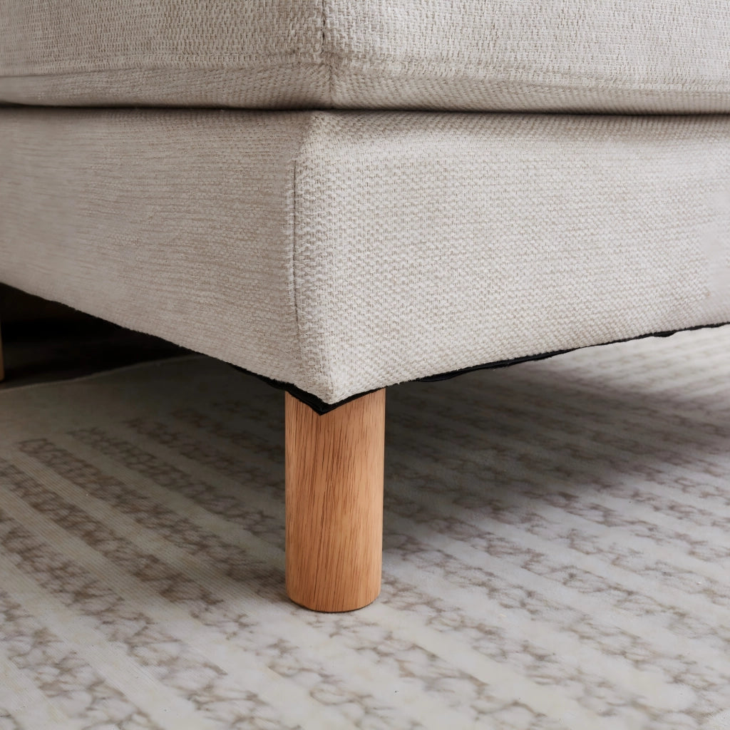 Divano angolare 3 posti con pouf e chaise longue reversibile in poliestere beige e gambe in legno 235 × 152 × 78 cm