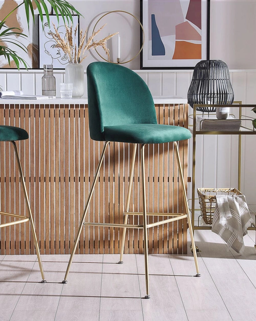 Set di 2 sedie da bar Rivestimento in velluto verde Struttura in acciaio dorato Sedile con altezza del bancone Mobili per sala da pranzo