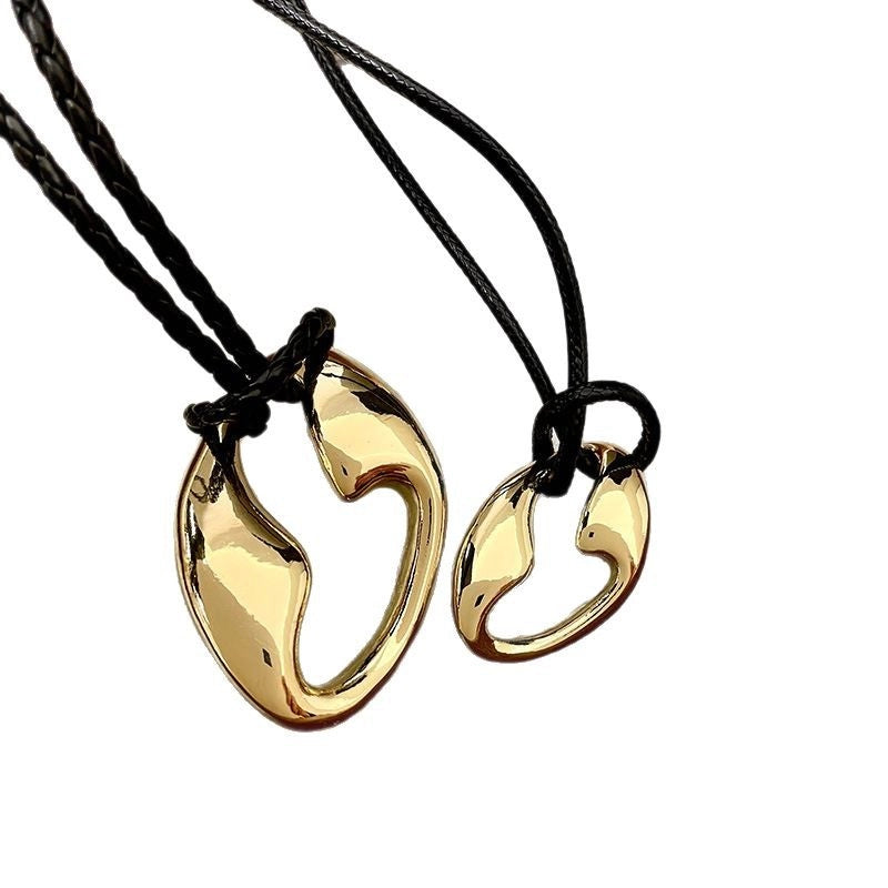 Collana da vita Maillard in metallo cavo dorato con cordino in pelle intrecciato e annodato - Semplice ed elegante, ideale per l'autunno/inverno.