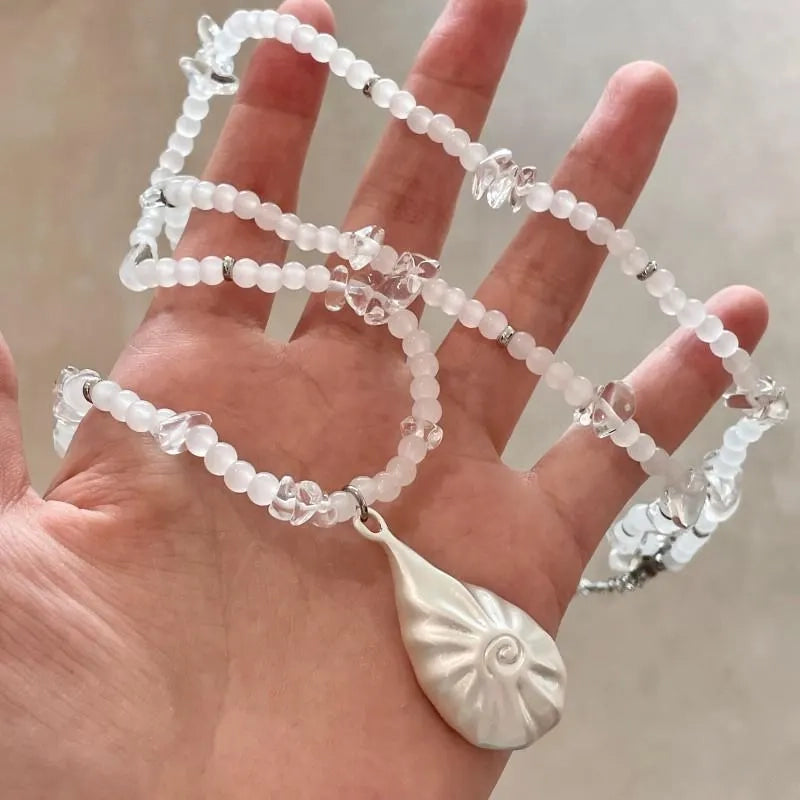 Collana di conchiglie con perline fatta a mano: un regalo vintage con gioielli in cristallo