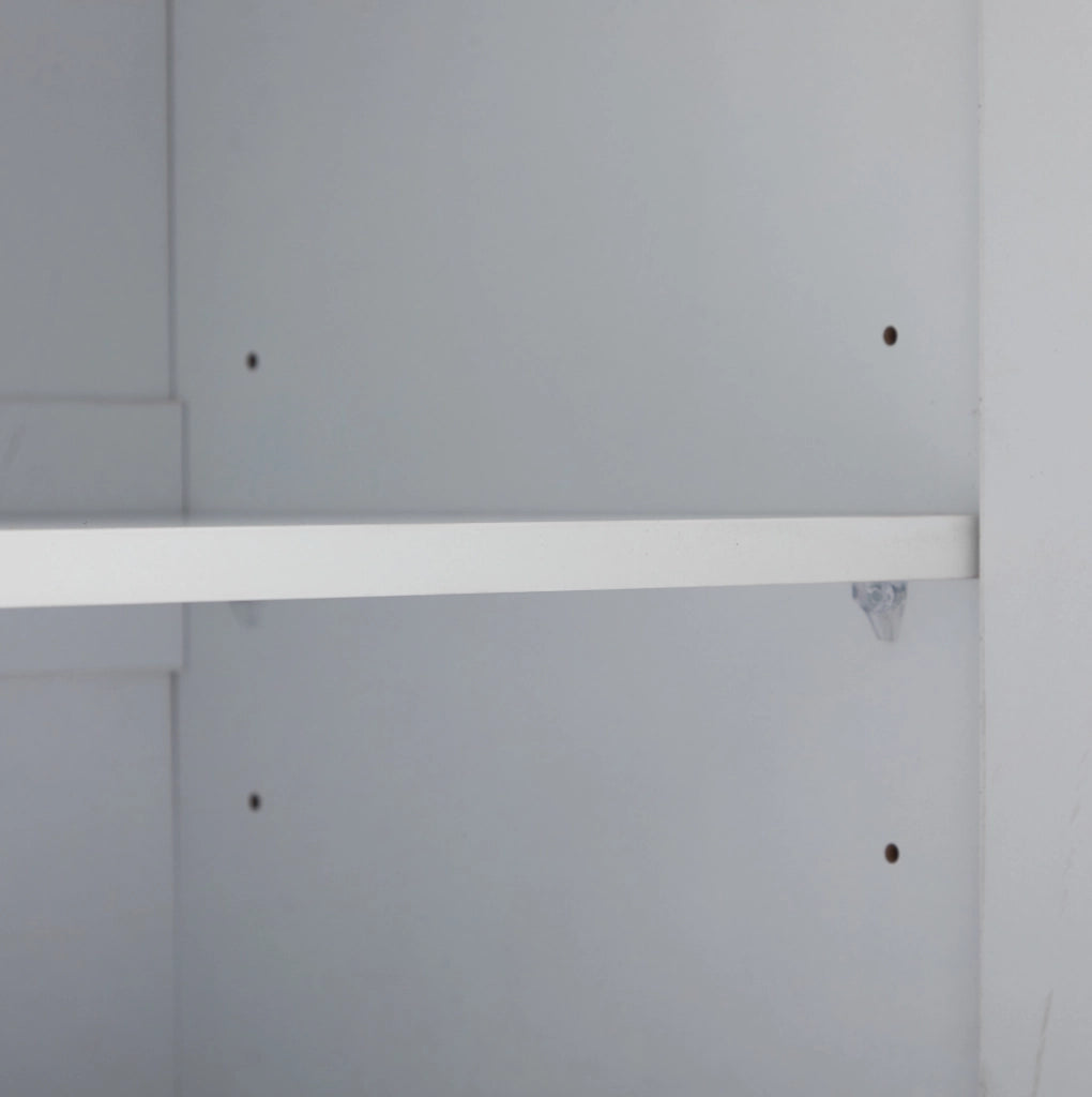 Credenza moderna lucida con ante scanalate e ripiani regolabili