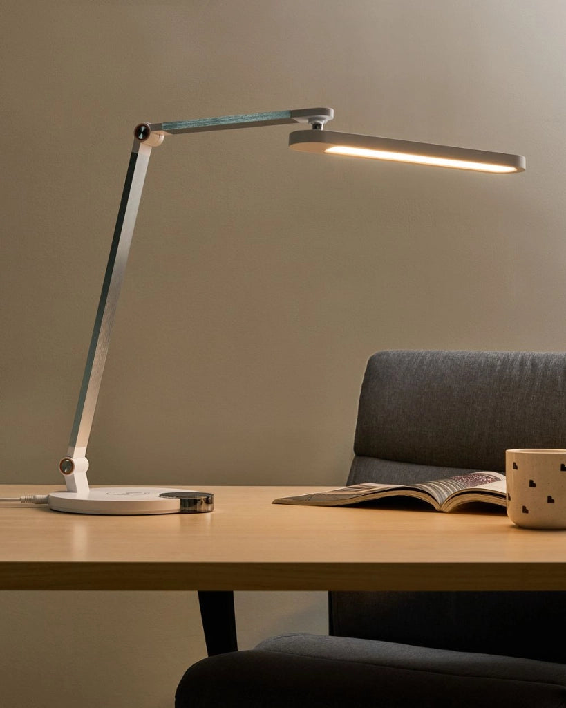 Lampada da scrivania moderna per ufficio domestico 3 modalità di temperatura Dimmer continuo Caricatore wireless Paralume regolabile Materiale sintetico Bianco