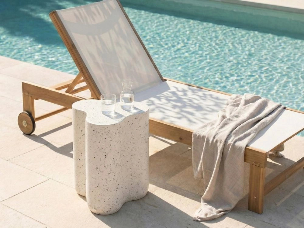 Tavolino bianco con effetto terrazzo in fibra di vetro con ossido di magnesio Forma irregolare Da interno e da esterno Moderno Resistente ai raggi UV