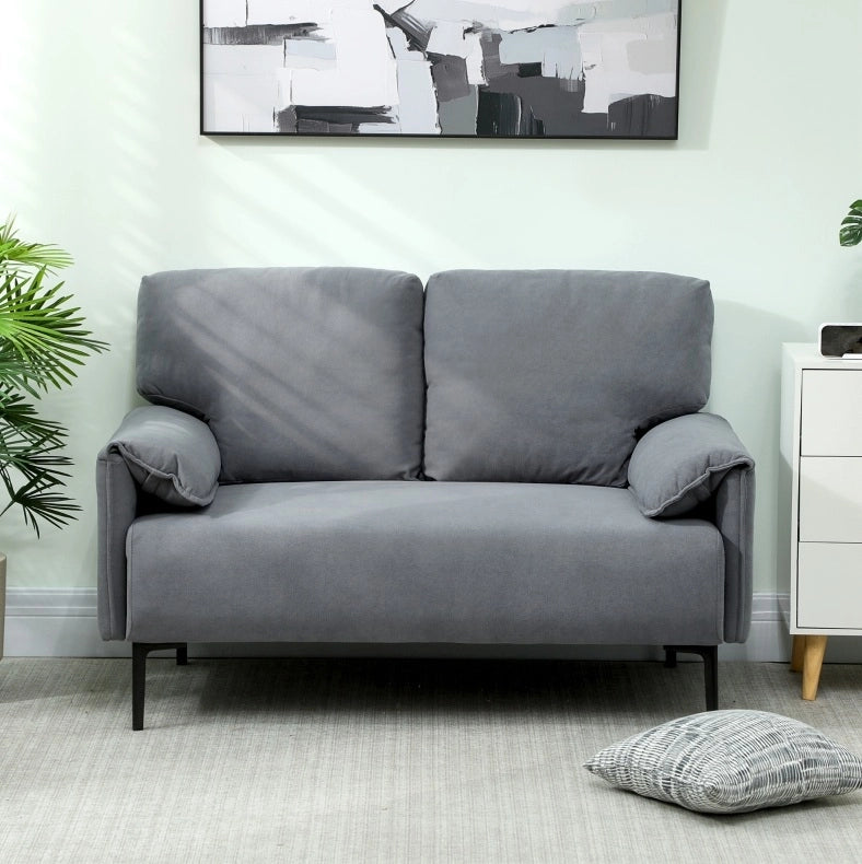 Divano due posti grigio con imbottitura spessa e cuscini, comfort salvaspazio per interni