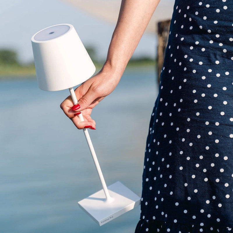 Lampada a led da tavolo Poldina Pro Bianca ricaricabile e dimmerabile con batteria fino a 12 ore. Da uso esterno IP65