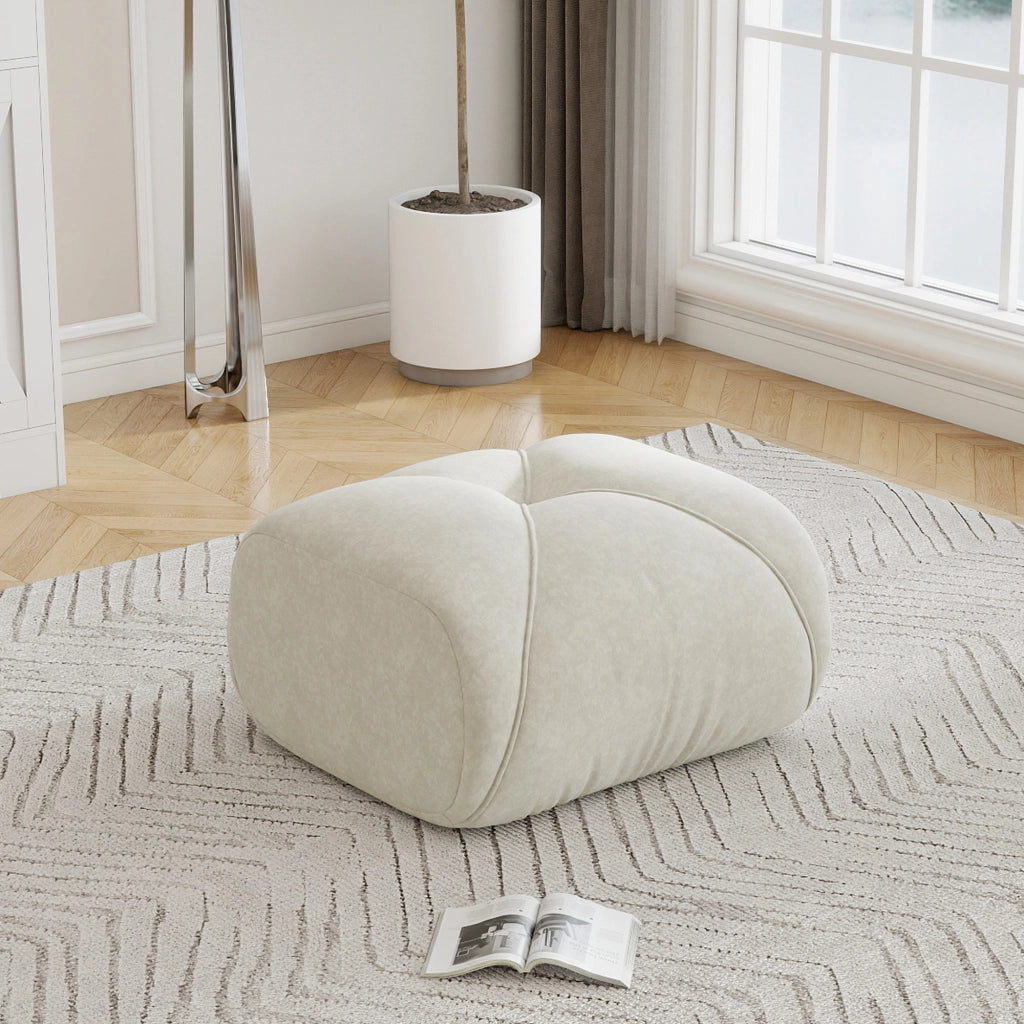 POUF in ciniglia beige chiaro, struttura morbida e forme arrotondate