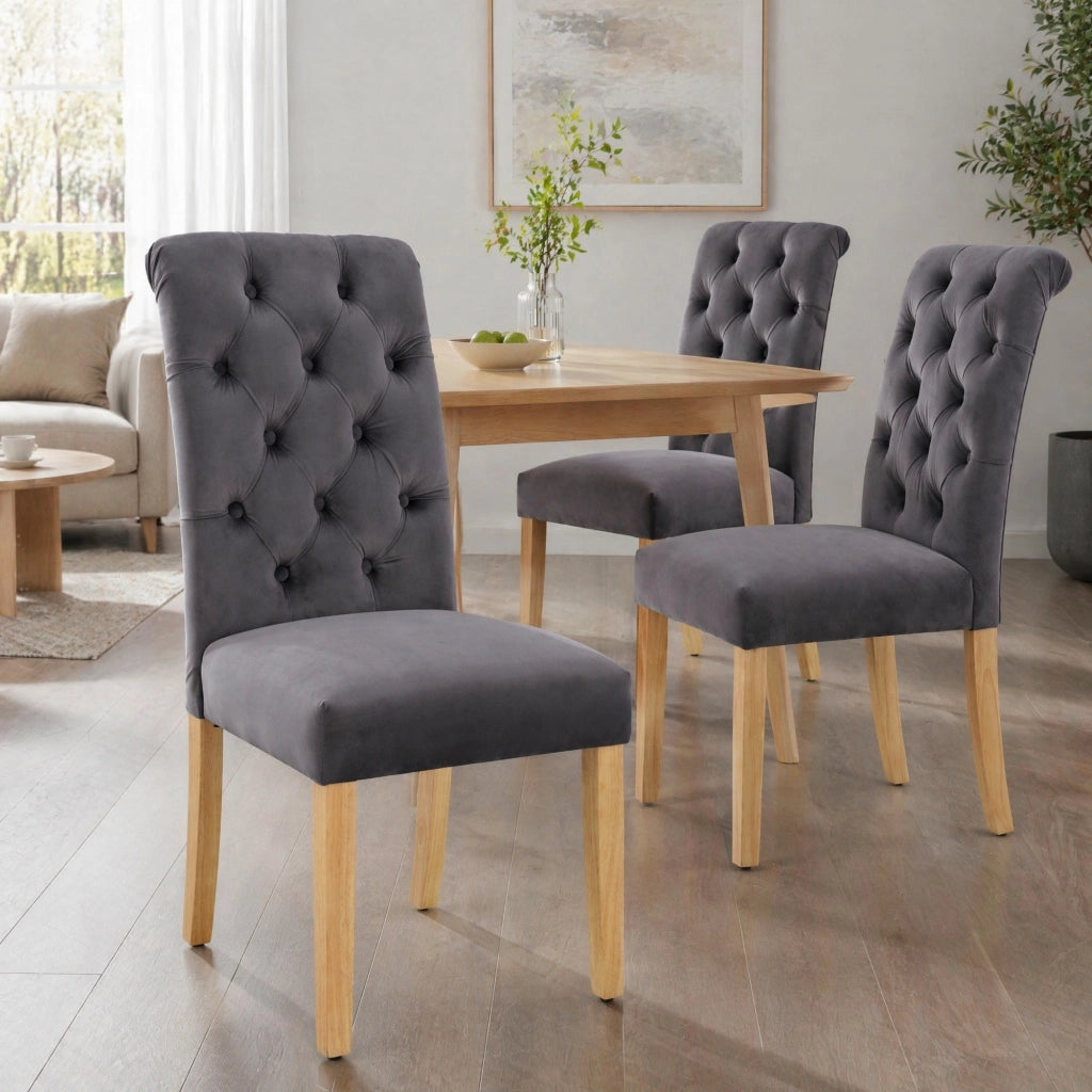 Set di 2 sedie da sala da pranzo in velluto grigio con gambe in legno di quercia, schienale curvo e design capitonné