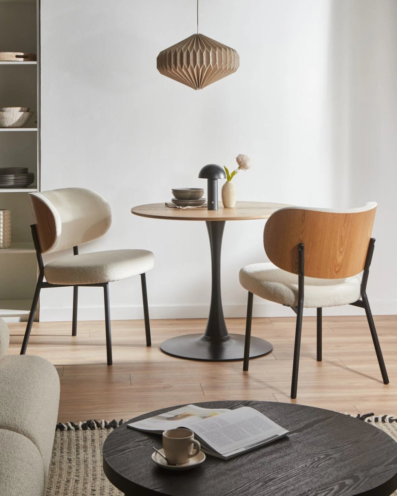 Set di 2 sedie da pranzo in ecopelle bianco sporco con gambe in ferro nero, senza braccioli con coprigambe design moderno minimalista sala da pranzo