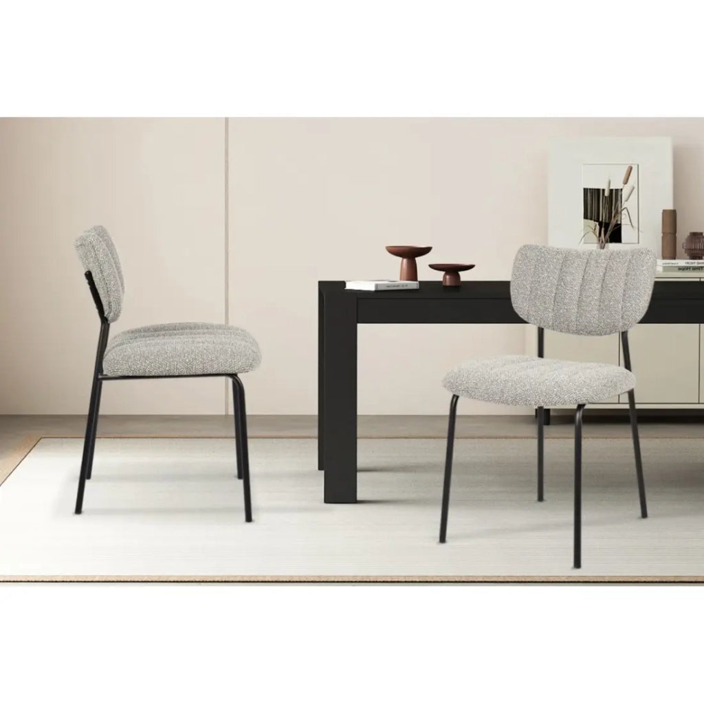 Set di 2 sedie NORAYA – Tessuto grigio chiaro – Gambe in metallo – Design compatto – Eleganza moderna e minimalista