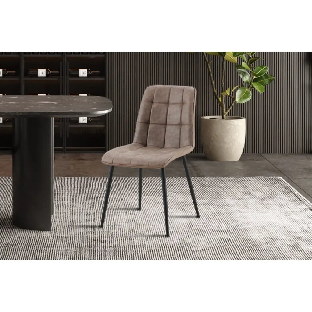 Set di 4 sedie MIREA - Marrone - Gambe in metallo - Design senza tempo - Rivestimento in PU facile da mantenere