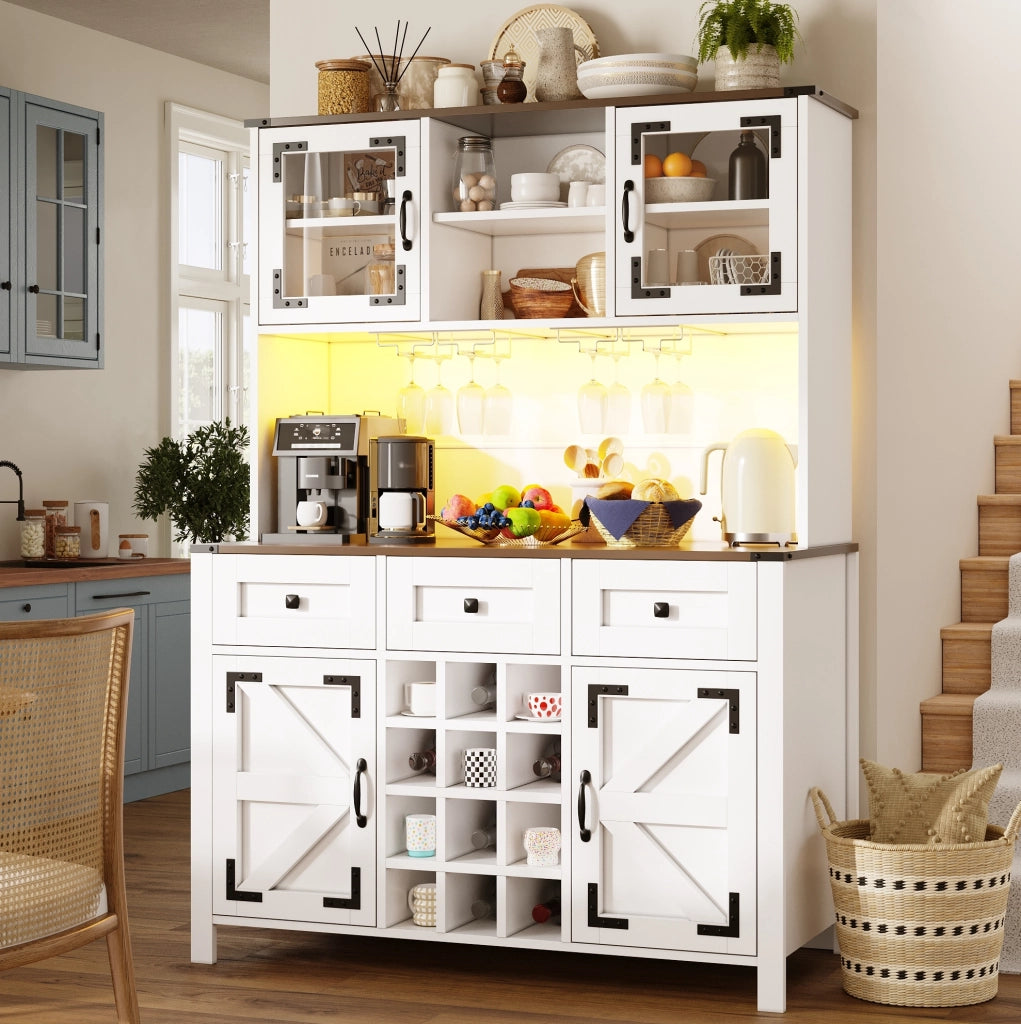 Credenza alta in stile country con LED, prese USB e portabicchieri