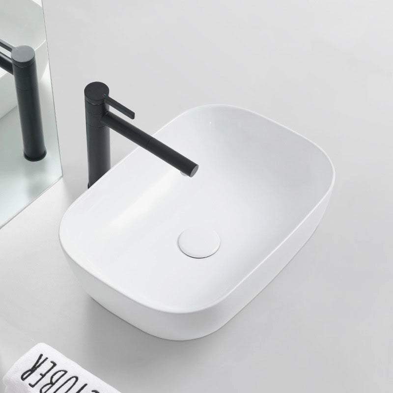 Lavabo da appoggio rettangolare in ceramica da posizionare sul piano di lavoro, bianco, moderno