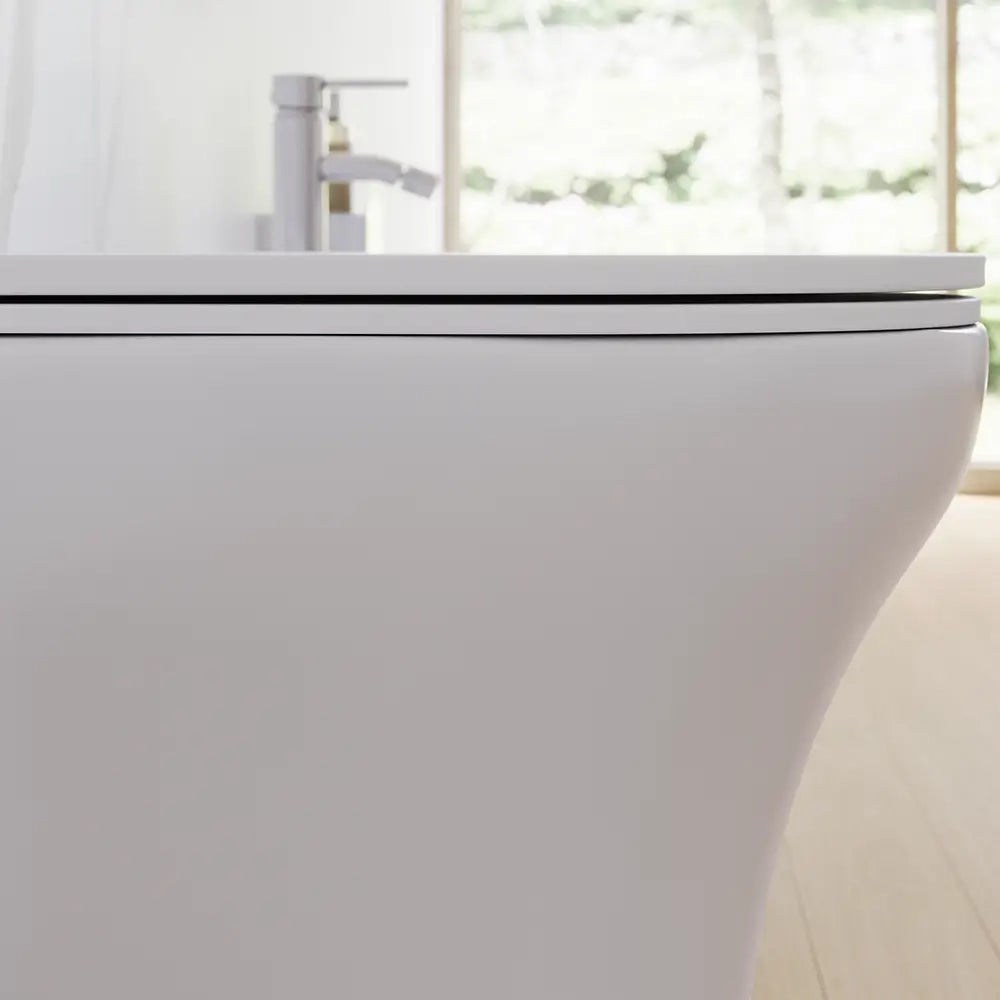 Sanitari filomuro rimless in ceramica bianco lucido: vaso bidet e copriwc soft-close | Nassau
