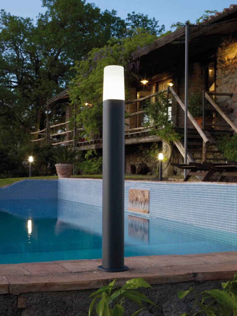 Lampada da esterno in alluminio pressofuso con diffusore opalino - Dimensioni: 175mm x 50mm - Potenza massima: 25W grafite