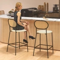 Set di 2 Sgabelli Alti da Cucina con Schienale in Rattan Seduta in PU Struttura in Acciaio e Poggiapiedi Beige