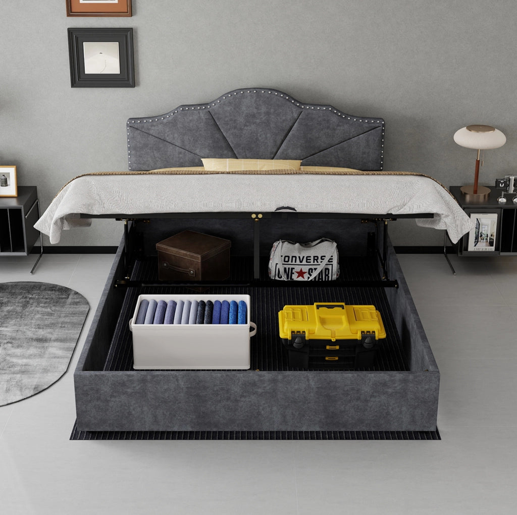 Letto imbottito 140x200 cm con rete a doghe; tessuto grigio e struttura in metallo