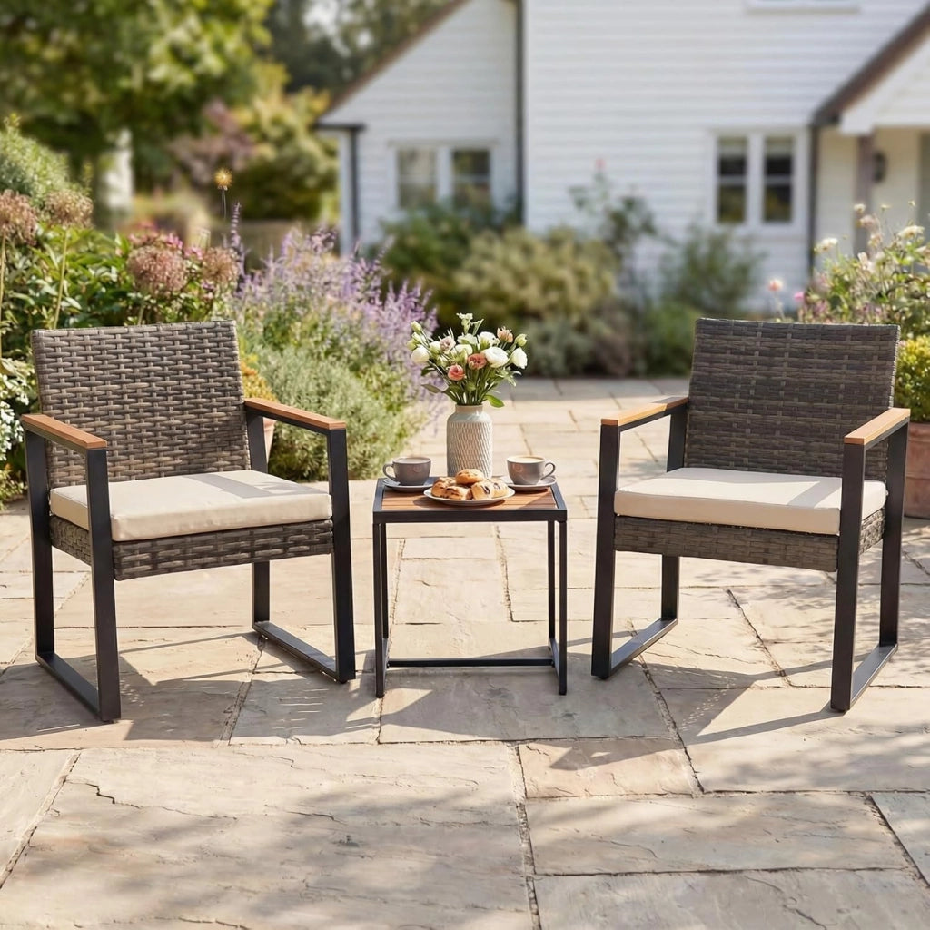 Set Salottino da Esterno in Rattan 3 pezzo, Set Mobili da Giardino Include 1 Tavolino Quadrato e 2 Poltrone Comode con Cuscino Imbottito e Telaio in Acciaio, per Balcone e Terrazzo (Beige)