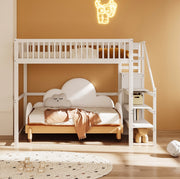Letto a soppalco 140x200 cm con scala e armadio; legno; bianco (Senza materasso)