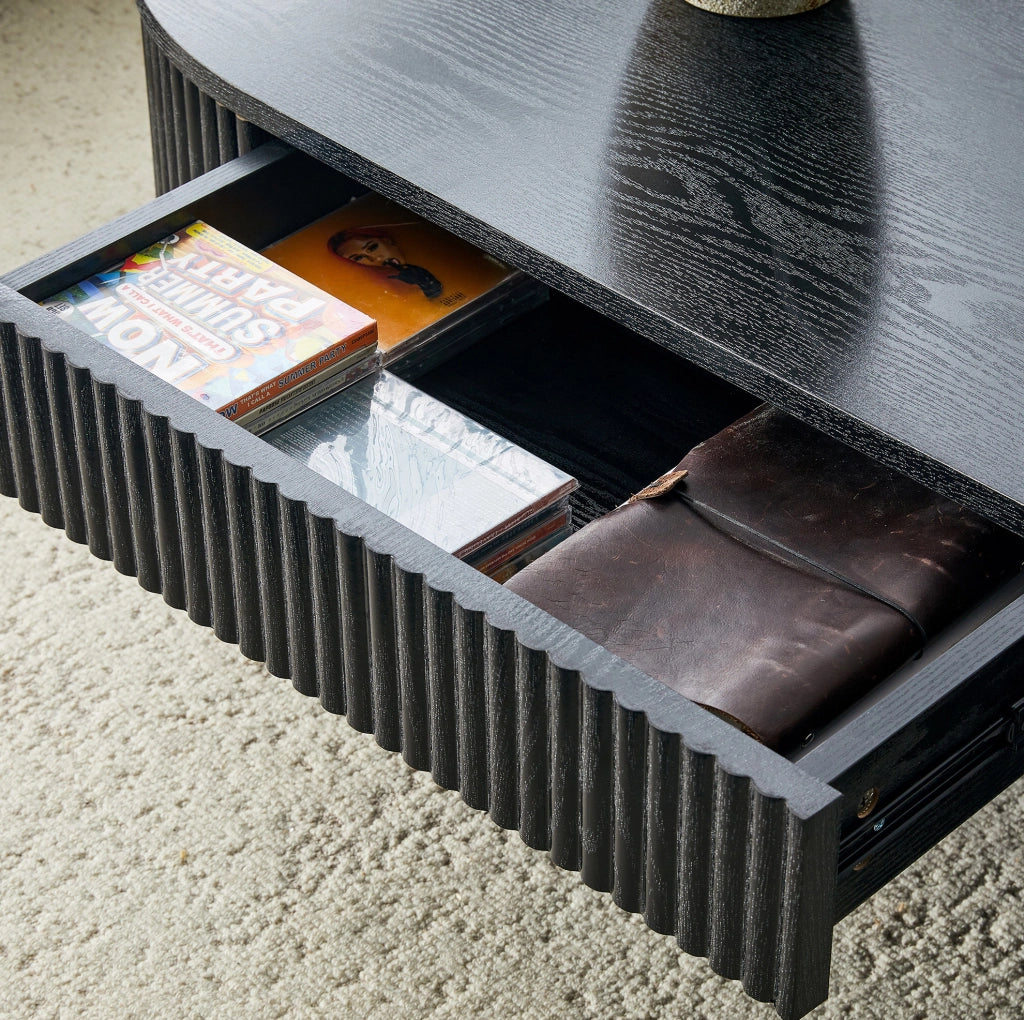 Tavolino da caffè ovale 118x65x17 cm con cassetto estraibile e scanalature verticali in MDF nero