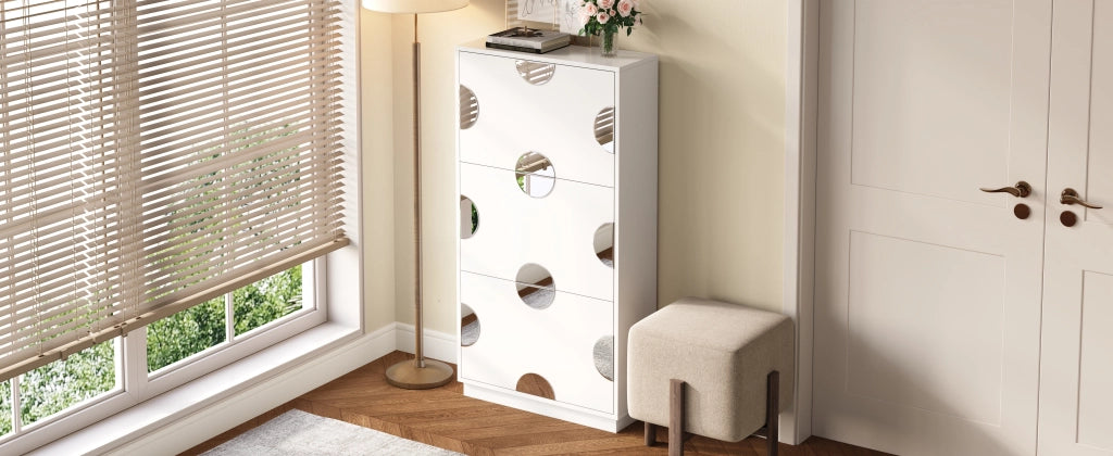 Scarpiera moderna e unica, di colore bianco, con 3 ante, specchio rotondo e ampio spazio contenitivo, ideale per l'ingresso/atrio.