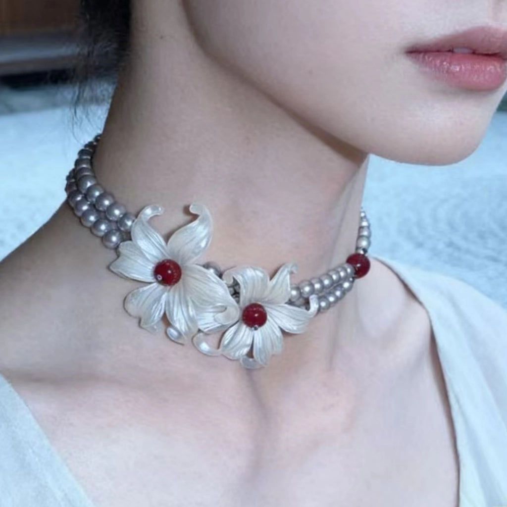 Collana con grande fiore bianco, girocollo a doppio strato con fiore in argento e perle