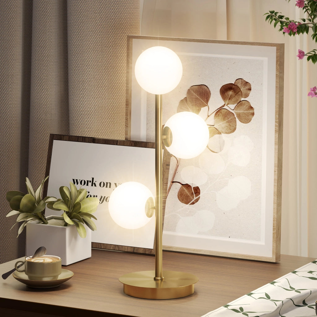 Lampada da comodino con 3 paralumi globo ¨C zephmum ¨C base in acciaio, ottone, H 53 cm
