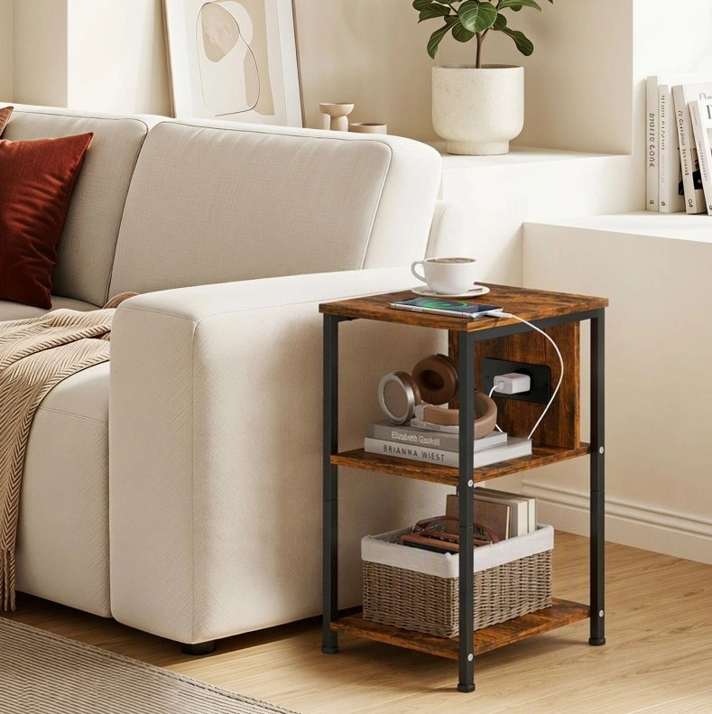 Tavolino laterale ULEVR 34x30x58 cm con presa, USB e Type-C, 2 ripiani aperti, marrone rustico