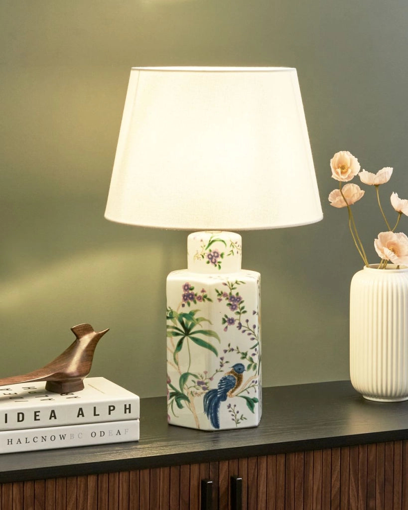 Lampada da tavolo Base in porcellana bianca Paralume a tamburo in lino con patten floreale Illuminazione elegante