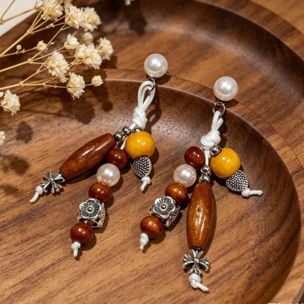 Orecchini vintage con perline di legno ispirati allo stile Zen.