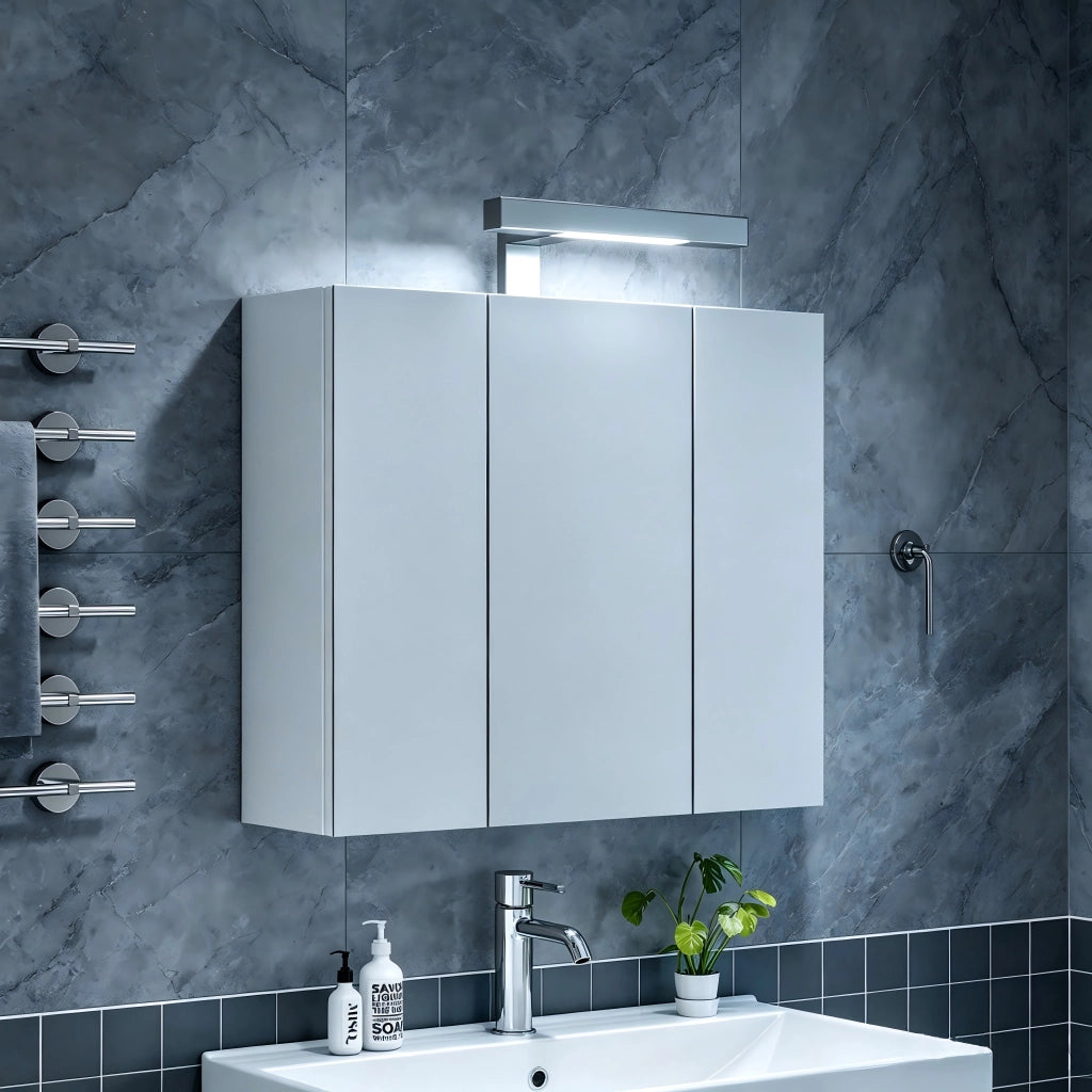 Mobiletto da bagno a parete bianco da 60 cm con specchio, 3 ante, illuminazione a LED e presa Schuko, ripiani in vetro regolabili in altezza,