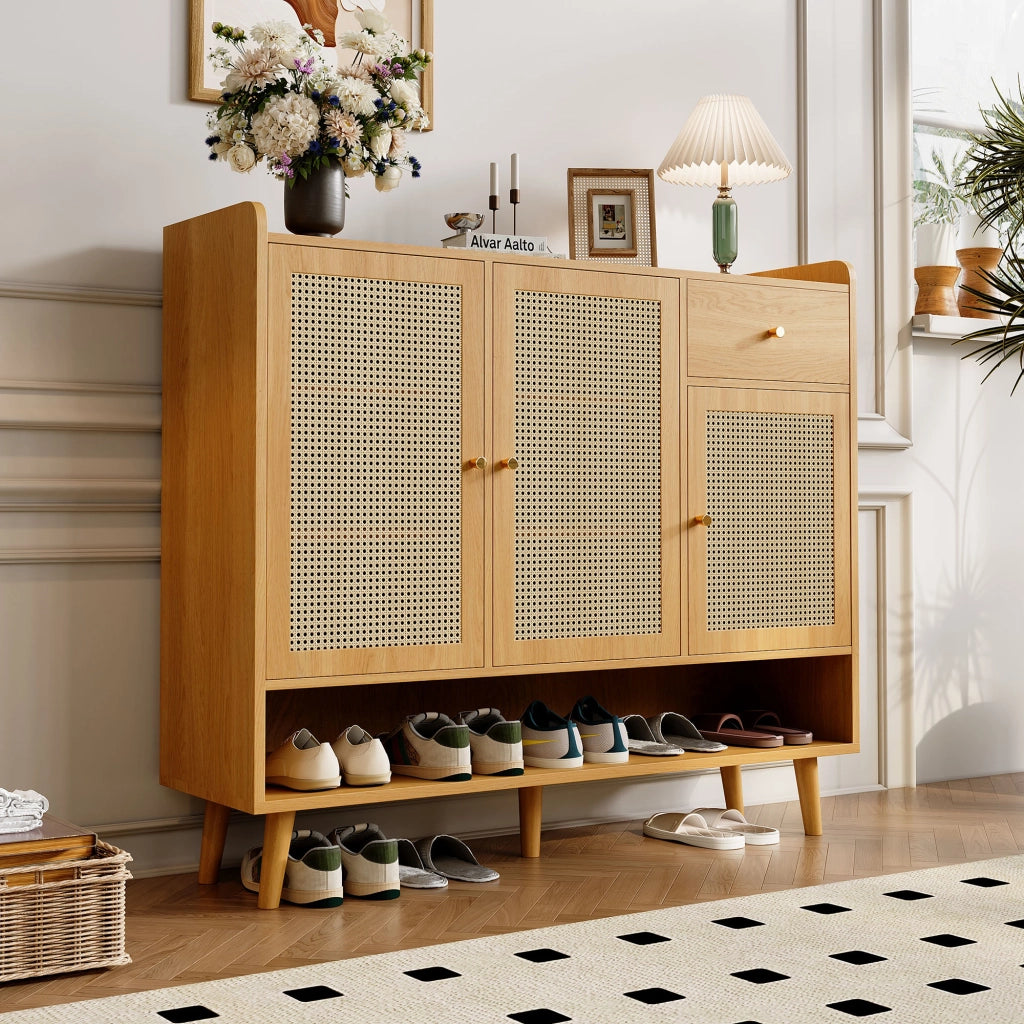 Mobile Scarpiera con 3 Ante e 1 Cassetto; Ripiani Multipli; in Rattan Naturale; in Pannello Truciolare; 120×35×106 cm; Naturale