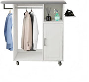 Cassa da stirare in legno con tavolo da stirare scorrevole e ruote – con cinturino per abiti e ripiano apribile – Bianco – 125 x 43,5 x 112 cm