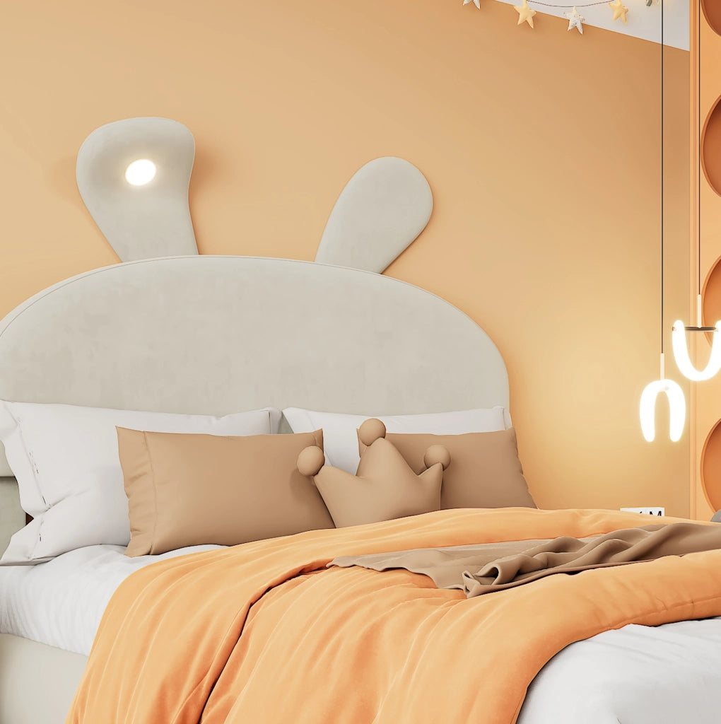 Letto imbottito beige con orecchie decorative, contenitore idraulico e 2 pouf