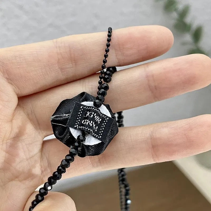 Collana con rosa e perline di cristallo nero: gioiello gotico fatto a mano, idea regalo