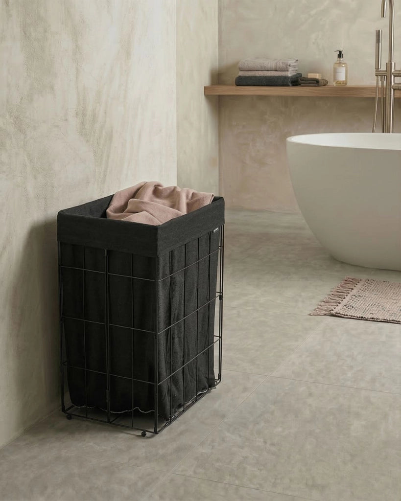 Cesto portabiancheria con struttura in metallo nero e rivestimento in tessuto pieghevole realizzato a mano per il bagno 72 l