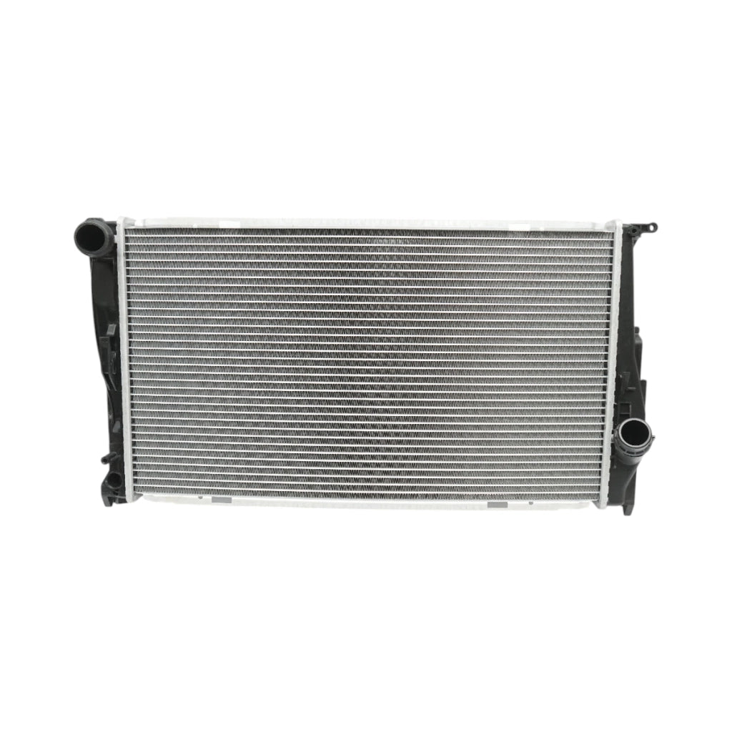 Radiatore raffreddamento acqua motore – BMW Serie 1, Serie 3, X1, Z4 (motori 1.6 – 3.0 Diesel) Dimensioni: 600 × 345 × 33 mm Codici OEM: 17112468099, 17117558480, 17117788904, 53472, 1924001089