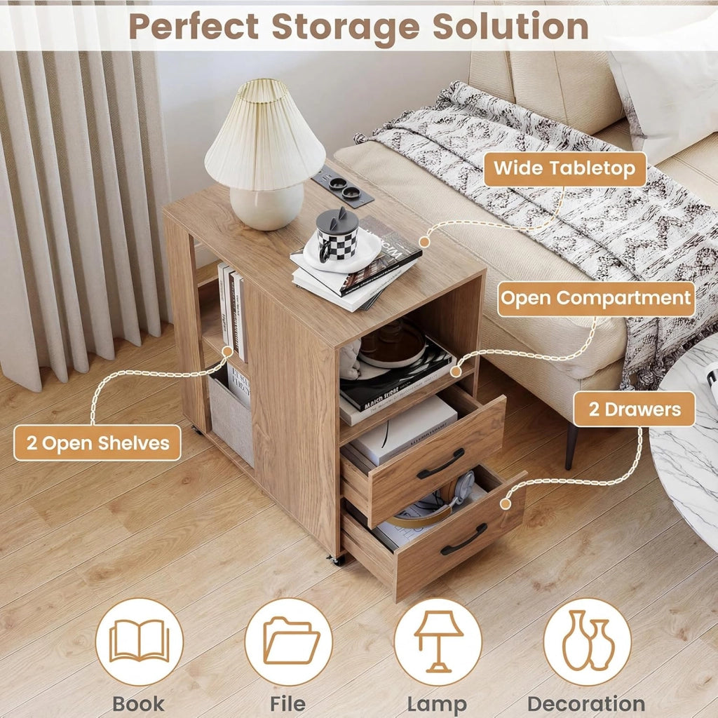 Tavolino Laterale Mobile con Stazione di Ricarica, Comodino con Cassetti, Ripiani e Ruote Bloccabili, Tavolino Moderno per Camera da Letto, Ufficio e Soggiorno, 60 x 40 x 65,5 cm (Naturale)