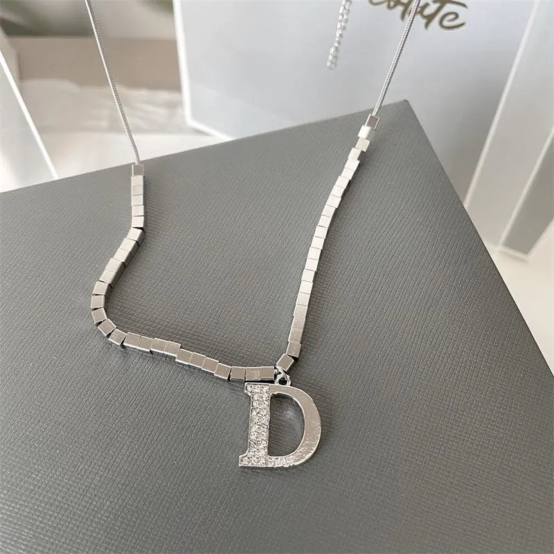 Collana con lettera in zirconi microintarsiati, realizzata a mano: regalo di Natale o di compleanno.