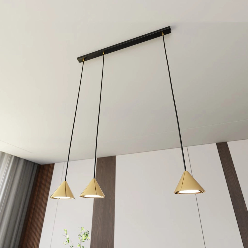 Lampada a sospensione ELIT con tre diffusori conici in oro
