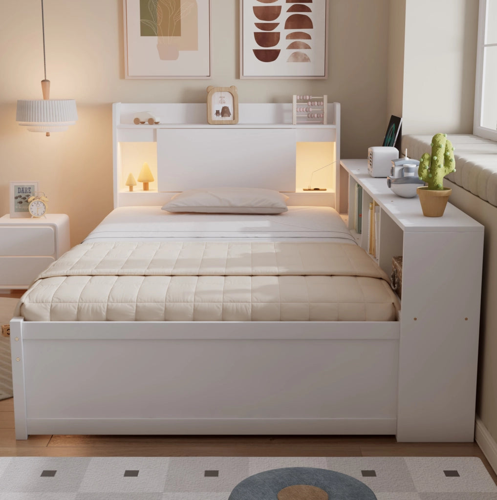 Letto singolo 90x200 cm con testiera con ripiano; cassetti e prese in legno bianco
