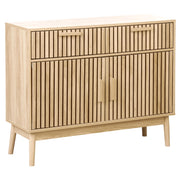 Credenza in legno massiccio chiaro con cassetti, scomparti, ante e cassettiera in stile scandinavo.