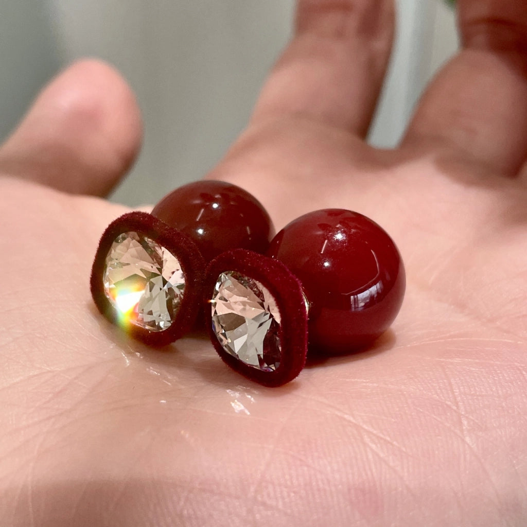 Orecchini quadrati con perle e zirconi rossi floccati, da indossare sia sul davanti che sul retro.