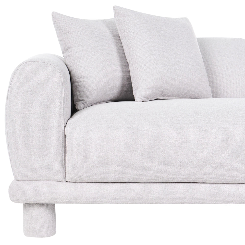 Divano a 3 posti in tessuto grigio chiaro con cuscini decorativi extra e gambe rivestite stile retrò-moderno