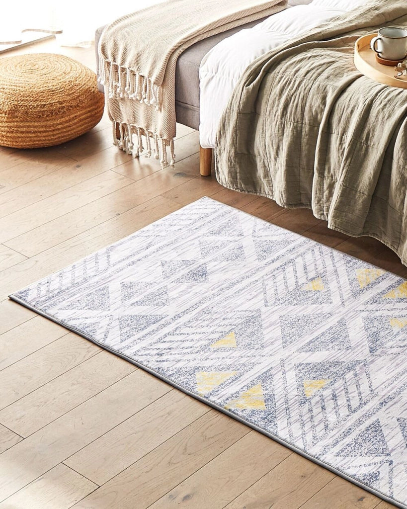 Tappeto grigio con motivo geometrico a pelo corto in poliestere giallo 80 x 150 cm