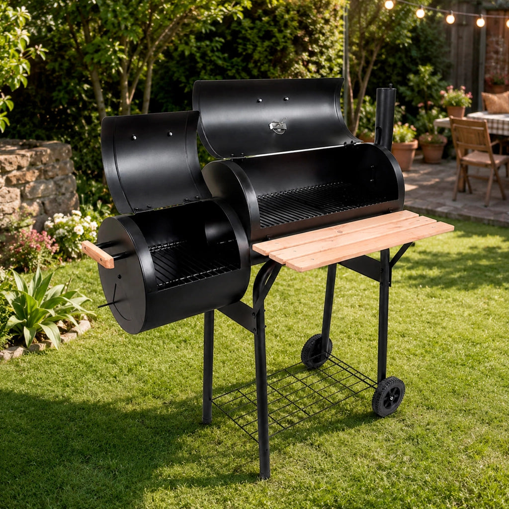 Barbecue A Carbone Con Camera Affumicatura Laterale BBQ Con Termometro Integrato Griglie Cromate Ripiano E Maniglie Legno Ruote Per Giardino E Terrazzo 109.5 x 59 x 116 Cm Nero
