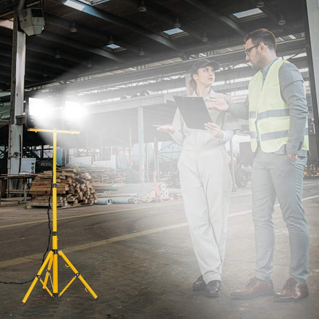 Faretto da costruzione 2x100W 8500LM LED Proiettore Lampada da lavoro con Treppiede Regolabile e Cavo da 3m con Spina Lampada da cantiere Proiettore da lavoro Impermeabile IP66 per Garage