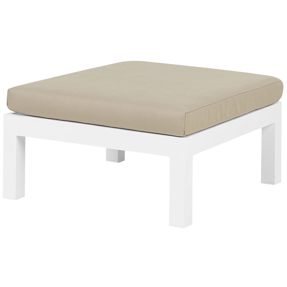 Set da giardino divano 5 posti e tavolo elevabile con struttura bianca e piano in vetro e cuscini beige stile moderno scandinavo