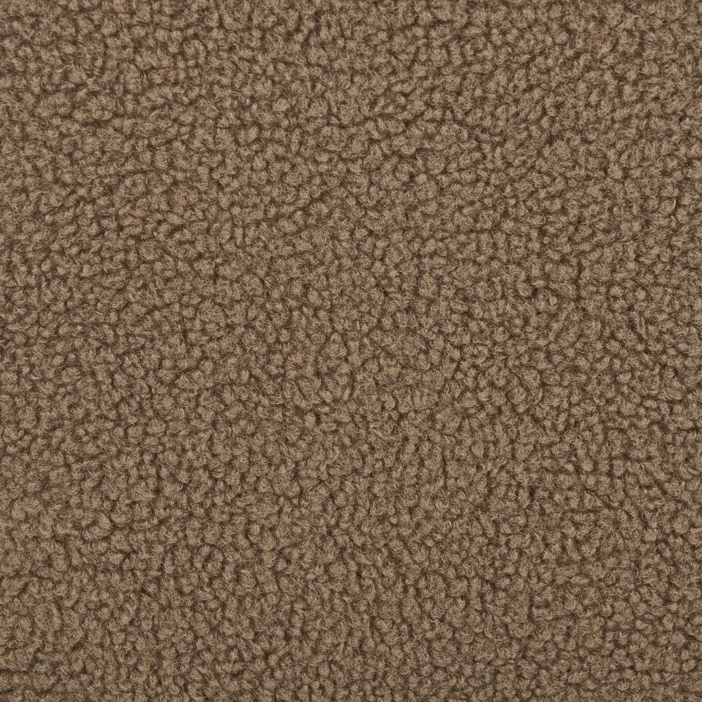 Poltrona imbottita in tessuto beige  senza braccioli a ciuffi verticali gambe in legno con trapuntatura