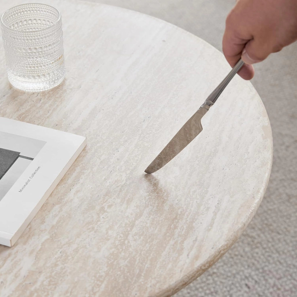 GrandCA HOME Set di 2 Tavolini Rotondi Impilabili con Gambe Cilindriche alla Base, Effetto Travertino Ggiallo Finto, Tavolino da Caffè in Stile Moderno e Minimalista per Soggiorno o Camera da Letto