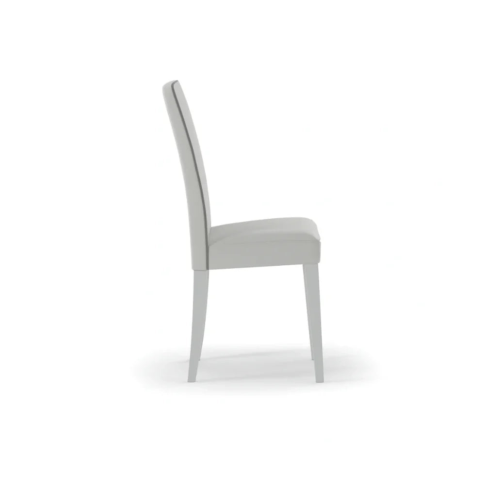 Set di 2 sedie da pranzo imbottite in similpelle bianca Alina con struttura in legno facili da pulire Made in Italy | Duzzle
